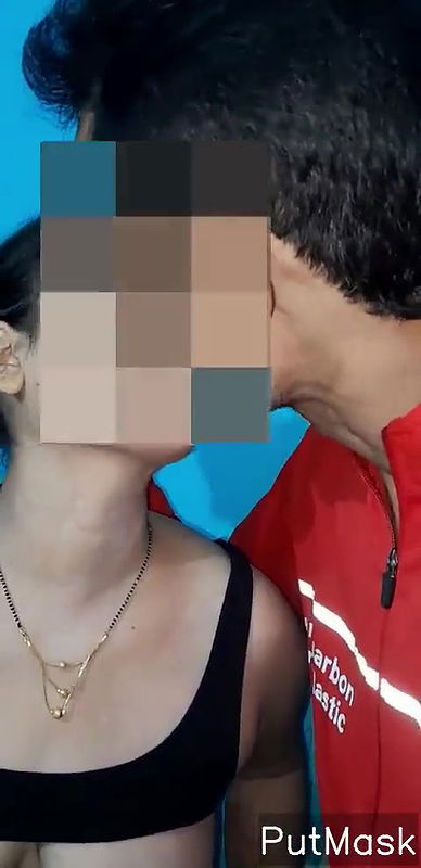 Desi wife show her boob