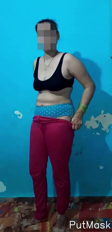 Desi wife show her boob