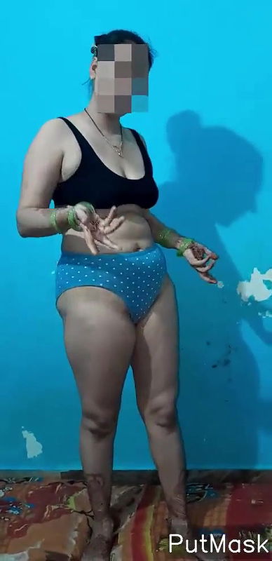 Desi wife show her boob