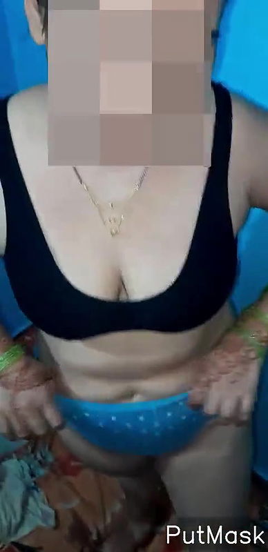 Desi wife show her boob