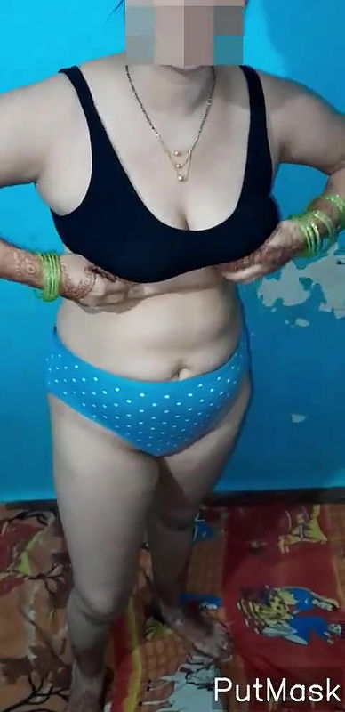 Desi wife show her boob