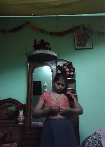 Desi Bhabhi Showing her Boobs and Pussy