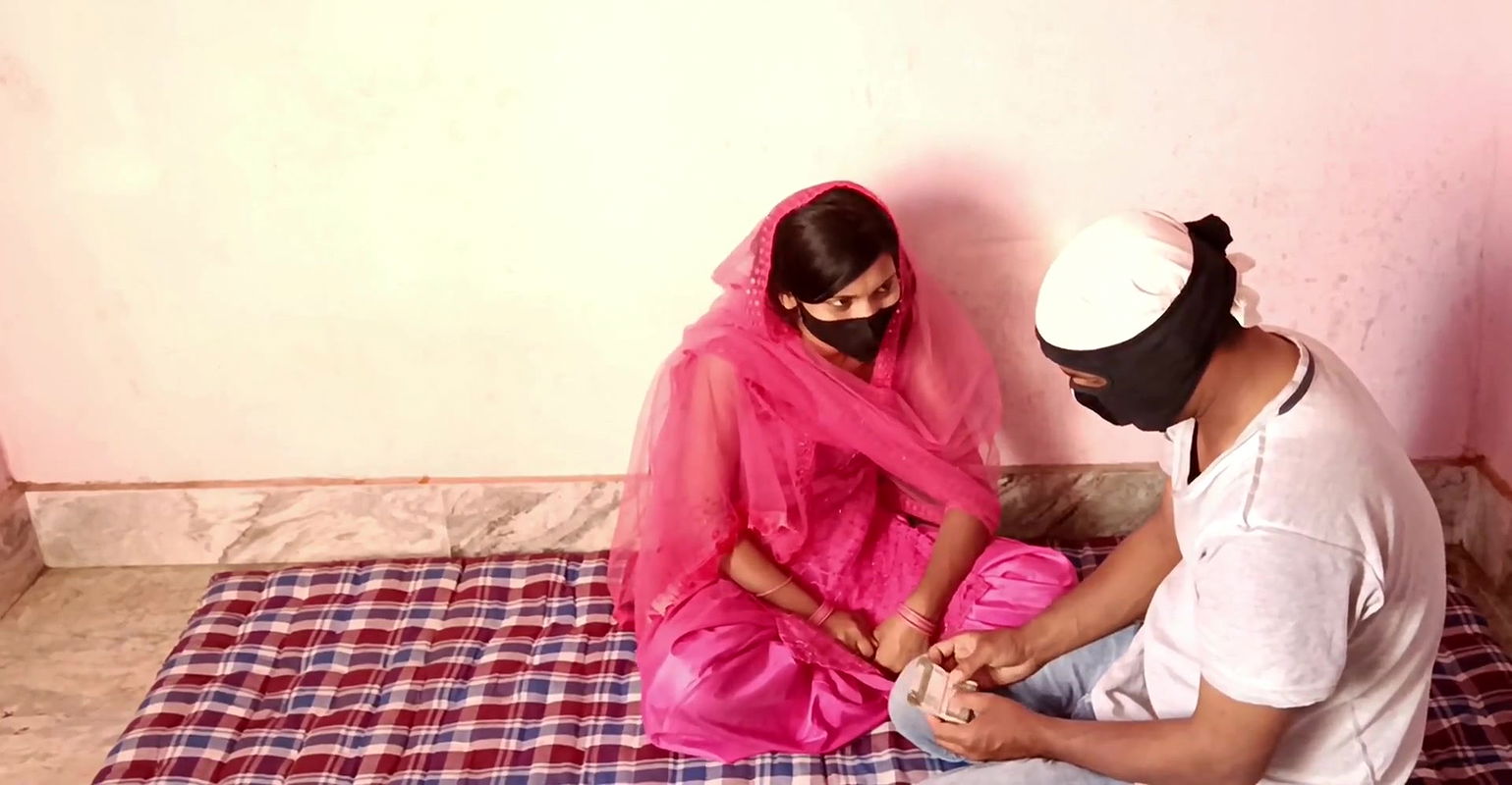 Wife ko chote bhai se chudte huye pakda or sath Milkar Choda