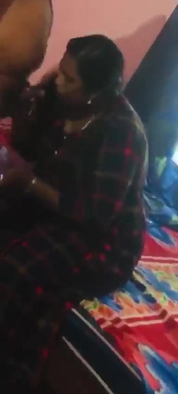 Mature Mallu Slut Aunty Giving Blowjob