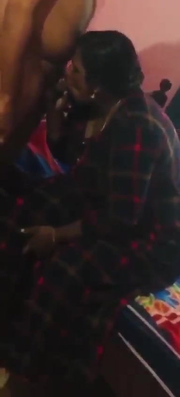Mature Mallu Slut Aunty Giving Blowjob