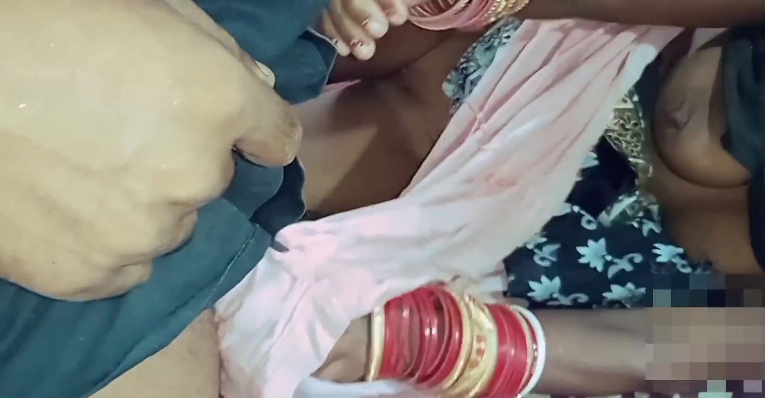 Suman aaj paroshi se chut me belan laga ke chudwati hui pakrigai