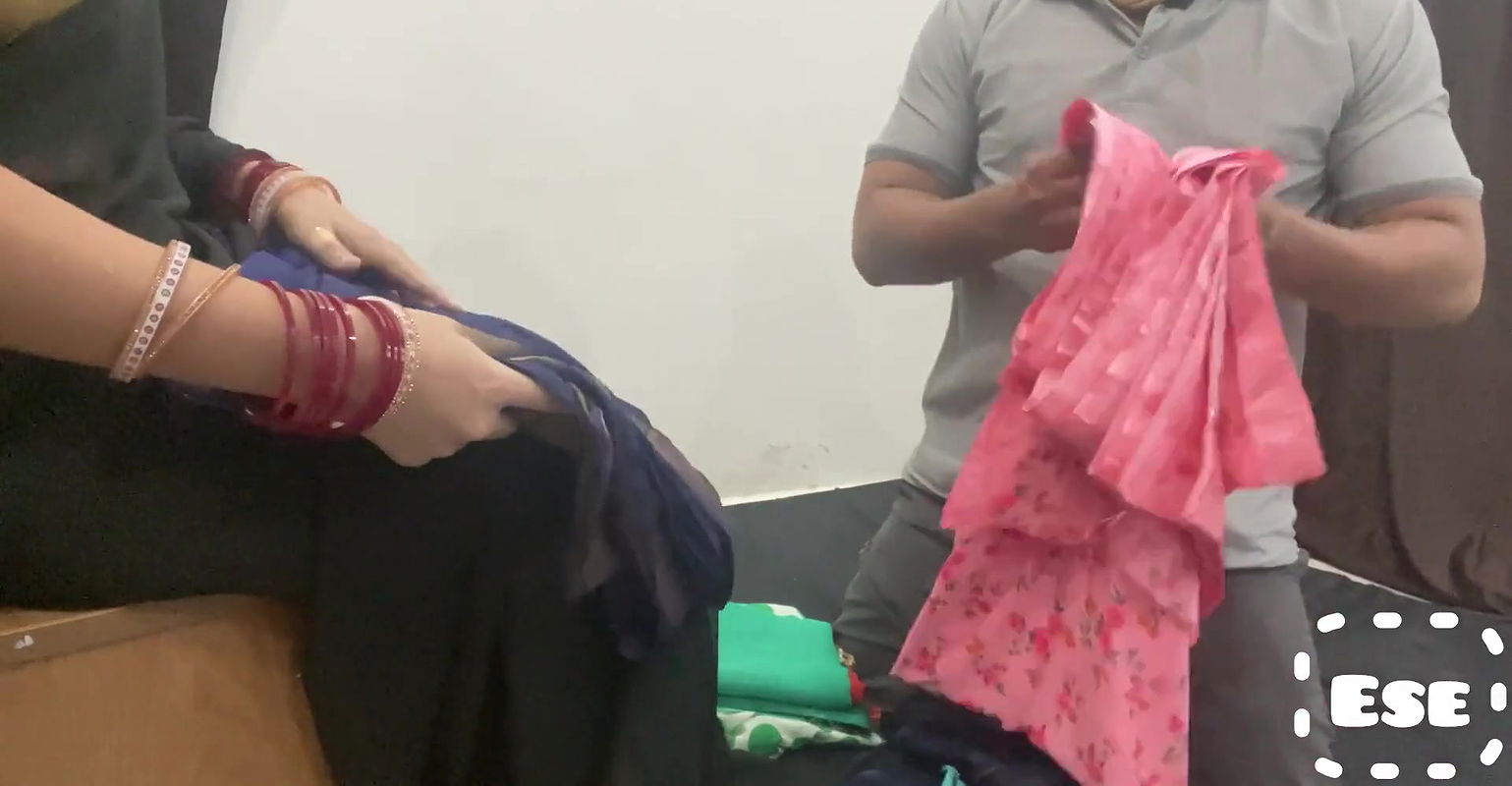 Saree Seller Ne Bhabhi ki Kari Chudai Apni Dukaan Mein