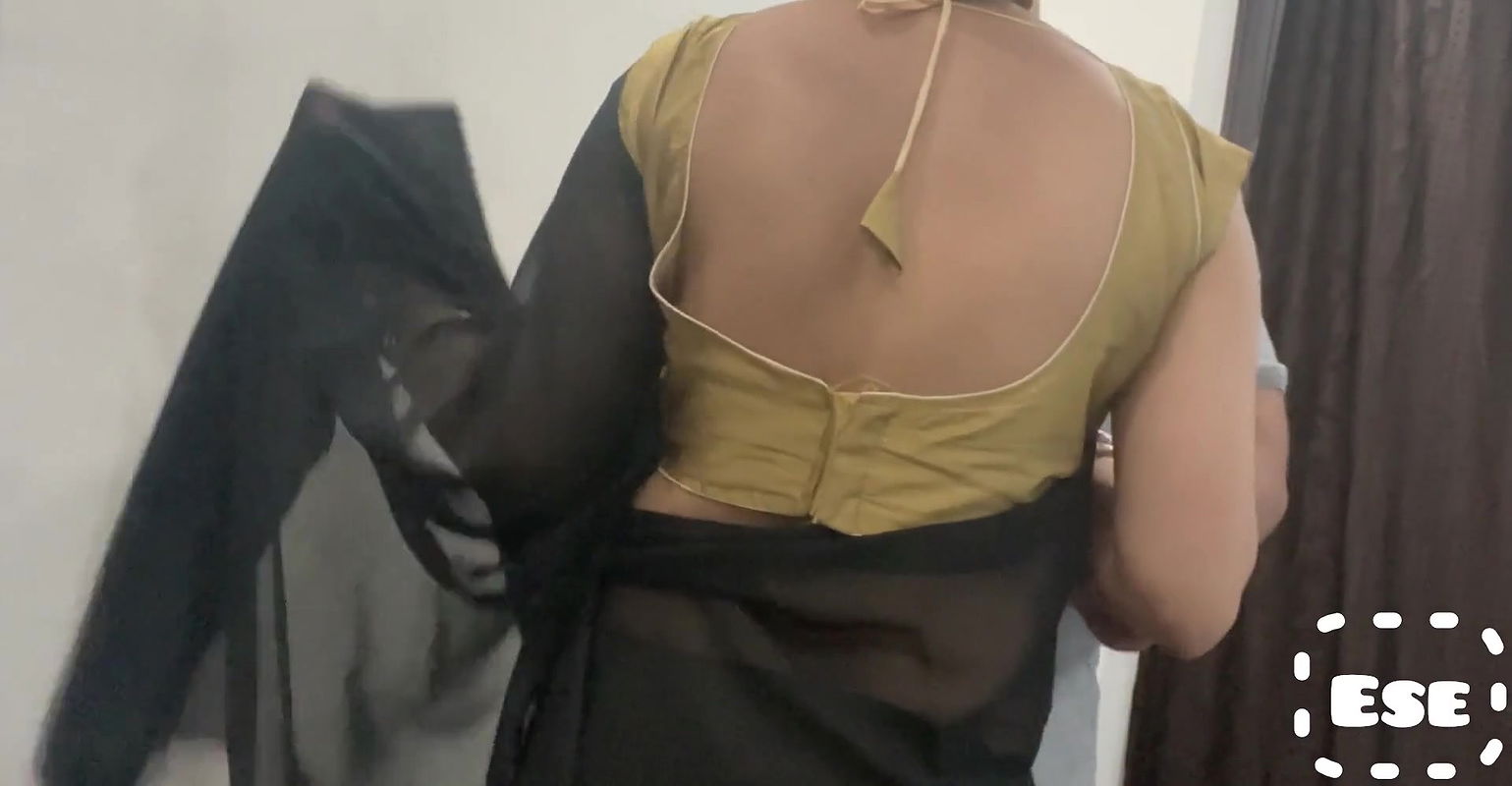 Saree Seller Ne Bhabhi ki Kari Chudai Apni Dukaan Mein