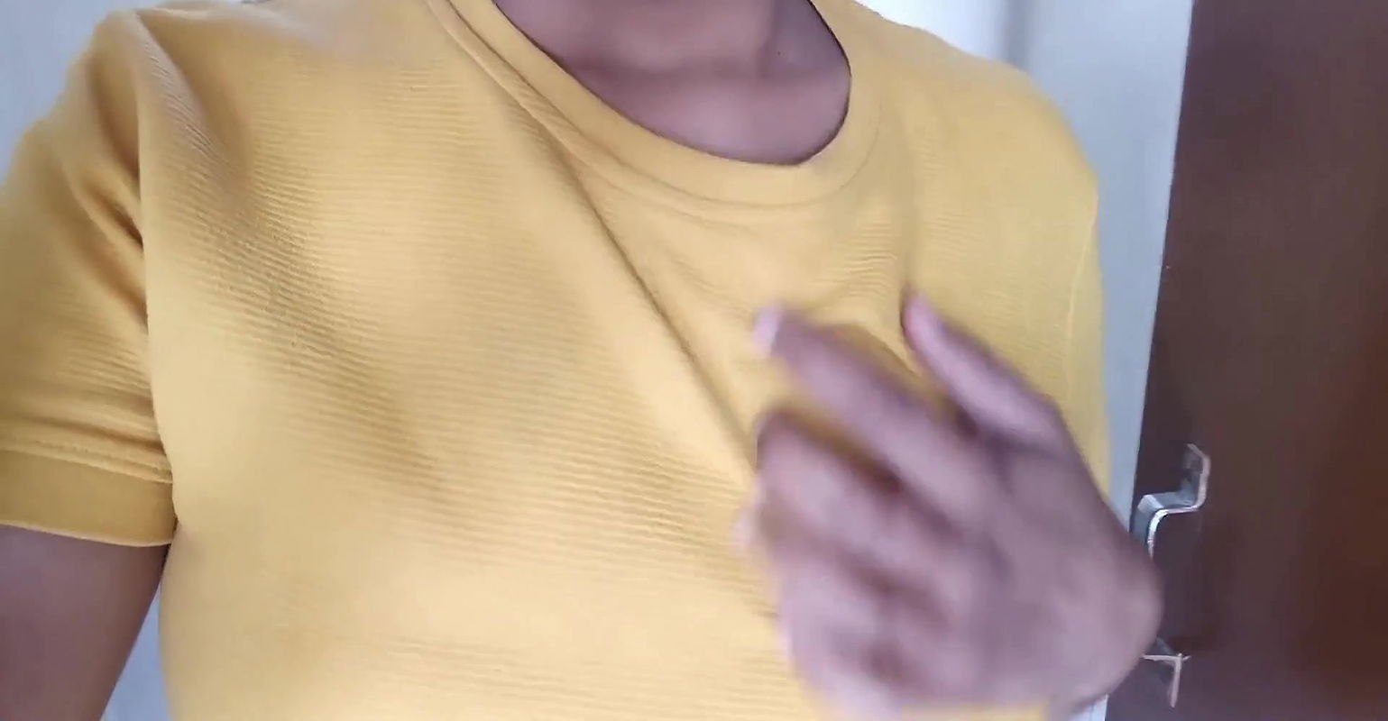 Newly married Bhabhi Ko Pee karte Huye Chupke se Dekha