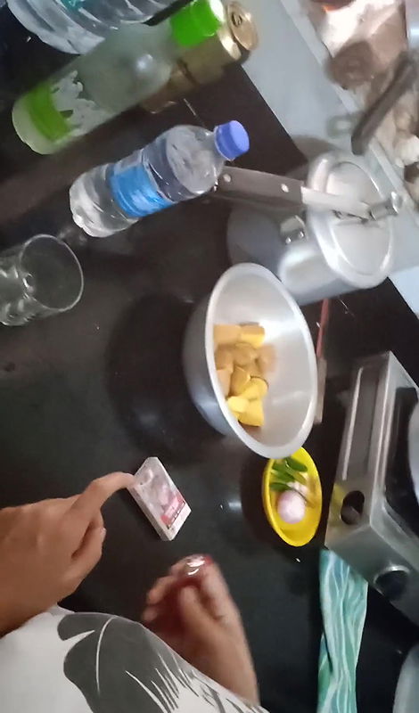 Mom nay nawker kay sath kitchen may choda,hot pussy boobs ,cigarette, alcohol pekar