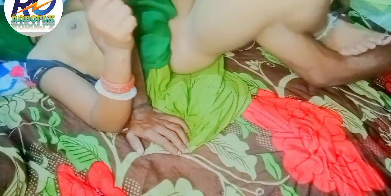 May apne devar ko saree uthake ghar me mokka pakar chudai kiya meri chut me maal chubha Diya