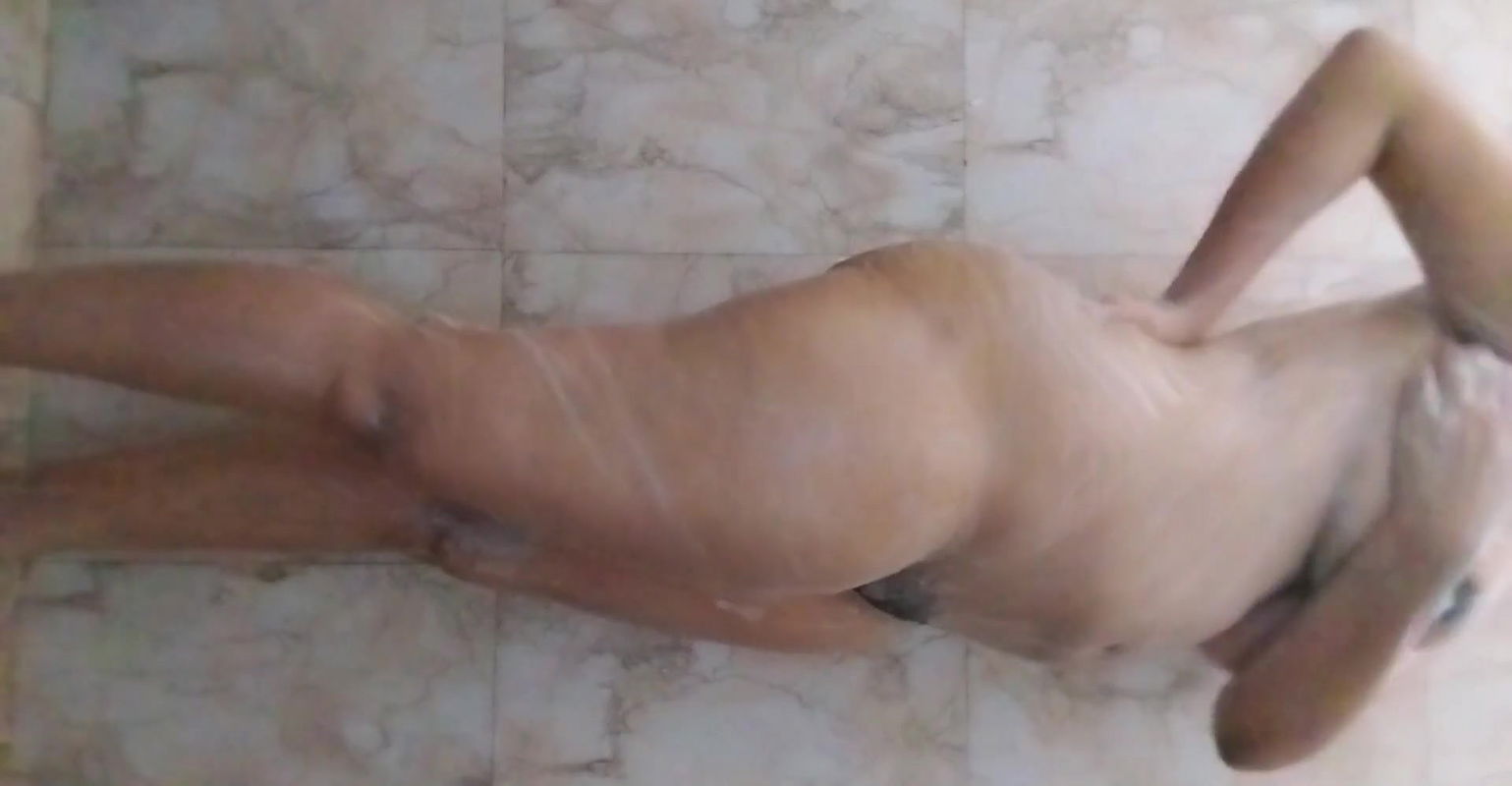 Hot girl meet me in bathroom