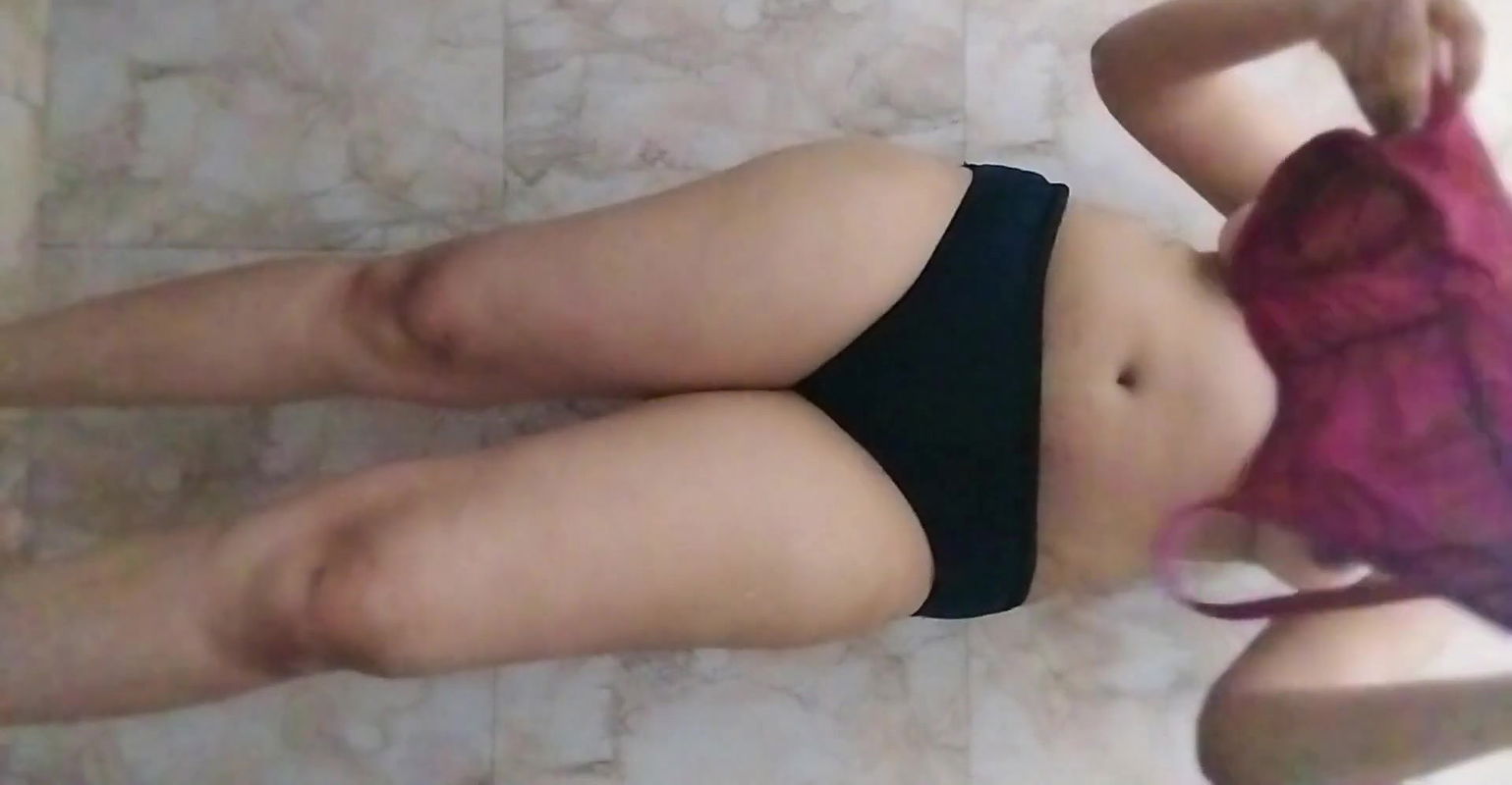 Hot girl meet me in bathroom