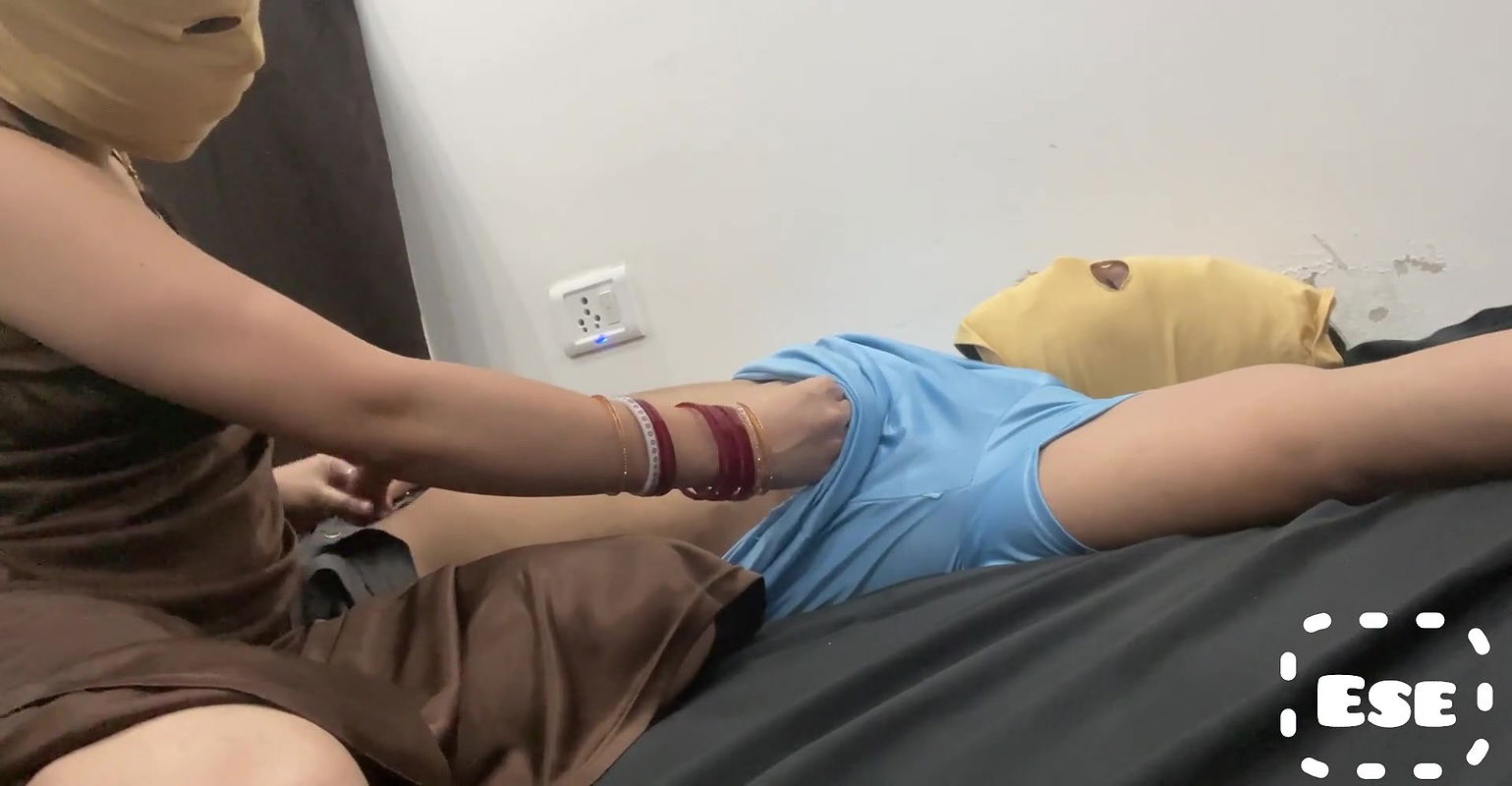 Electrician Ko Laga Current To Bhabhi Ne Diya Blowjob