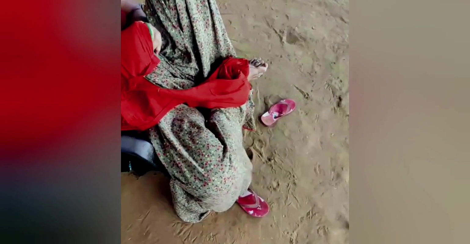 Doodh wali bhabhi ne apne customer ki lund chusi