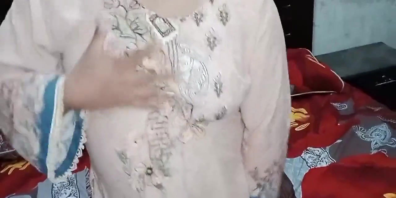 Desi bhabhi ki seduce kar ka chod diya jab Bhai nahi they Ghar per