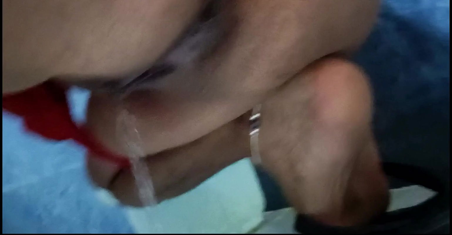 Dekho Meri Bahan Kese Moot Nikal Rhi hai Choot Se