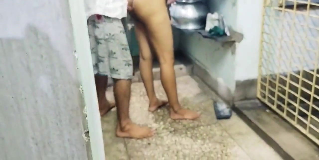 Biwi ki MMS, Padosi ne kitchen me chod ke gaya