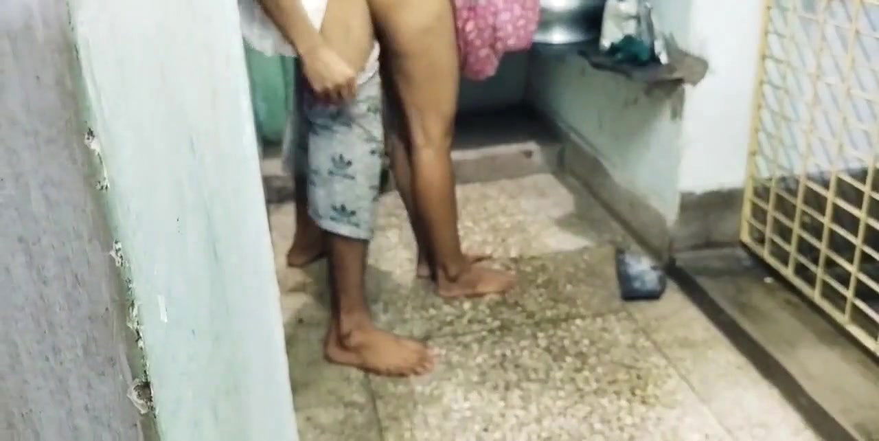 Biwi ki MMS, Padosi ne kitchen me chod ke gaya