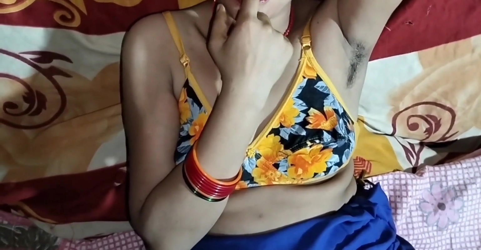 Bhabhi ki bedroom me cheekhen nikaal di