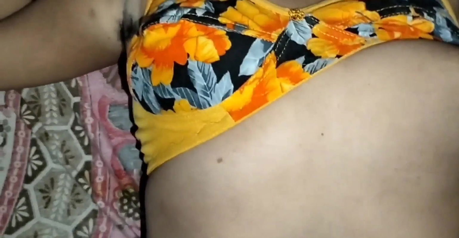 Bhabhi ki bedroom me cheekhen nikaal di