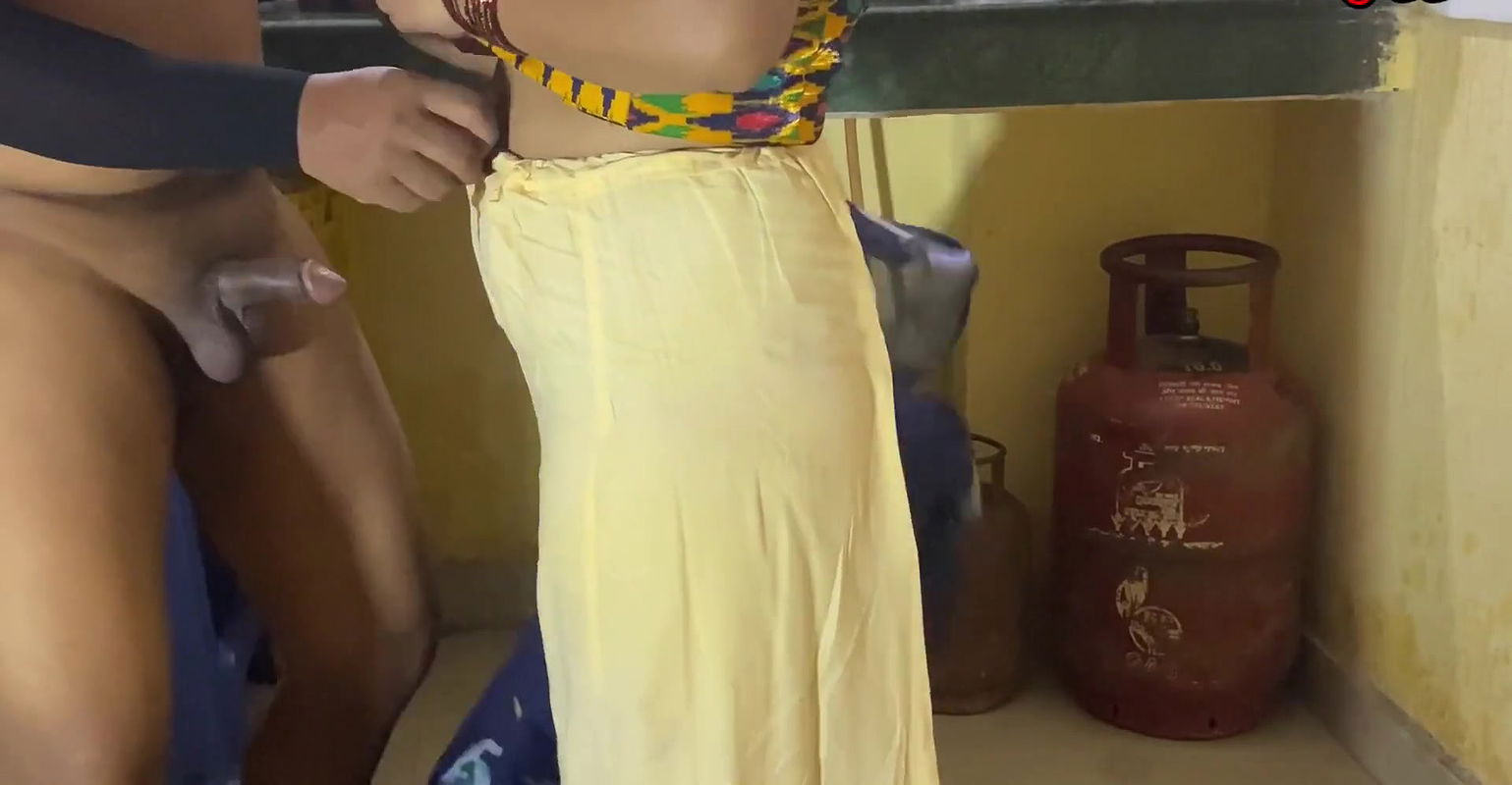 Anal blowjob Gand me muh me dala Kitchen me khana banari sautelimaa ko dekh kar mera Lund uchalne laga fir jo gand mari maja agy