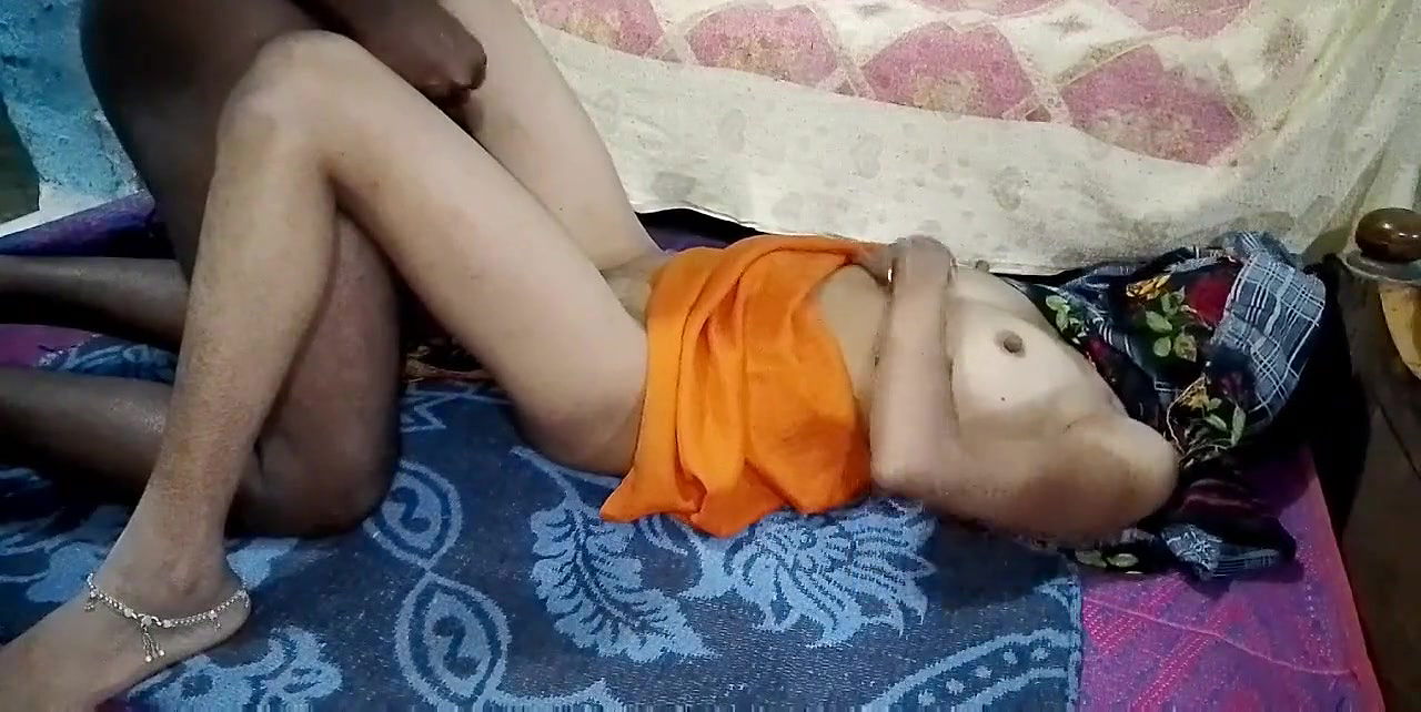 Aaj padosan bhabhi ki jamkar chudayi kar diya bhabhi chilla gayi or condom fat gaya to sara maal bhabhi ki chut me hi chhut gaya