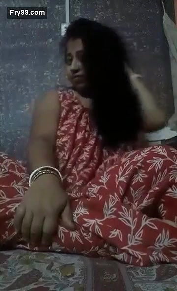Boudi showing pussy