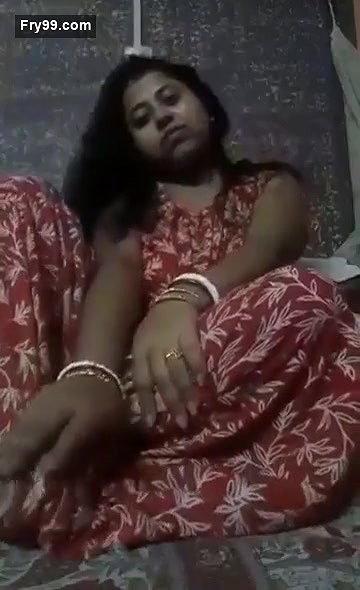 Boudi showing pussy
