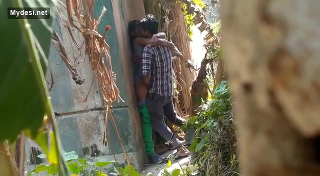 Desi collage lover fucking outside collage video 2