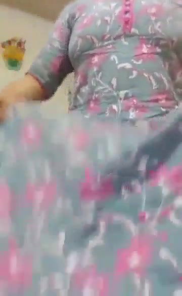 DESI INDIAN GF SHOWING AND MASSAGING OFF BEAUTIFUL BIGBOOBS