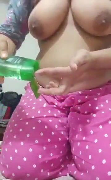 DESI INDIAN GF SHOWING AND MASSAGING OFF BEAUTIFUL BIGBOOBS