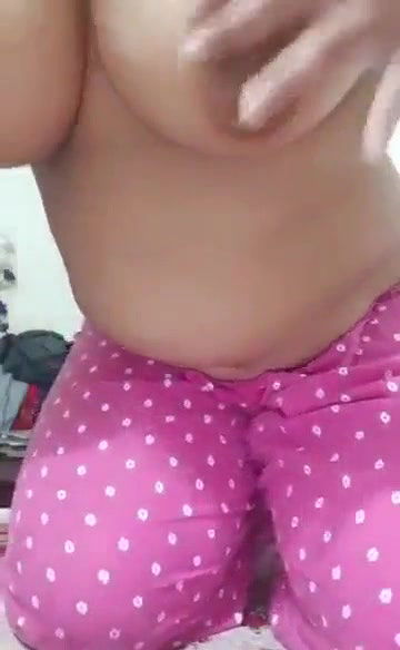 DESI INDIAN GF SHOWING AND MASSAGING OFF BEAUTIFUL BIGBOOBS