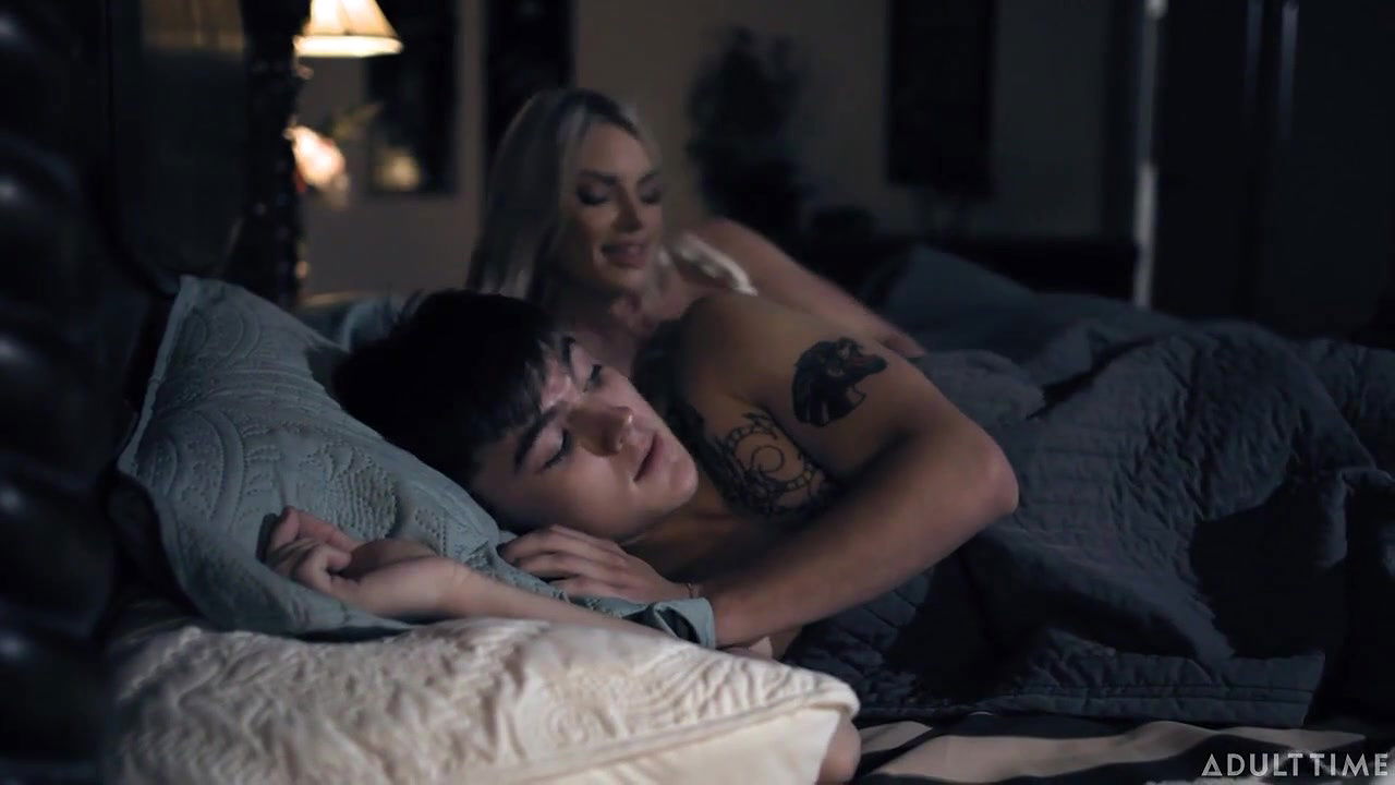 Big-ass chick Rachael Cavalli likes dick-riding so freaking much