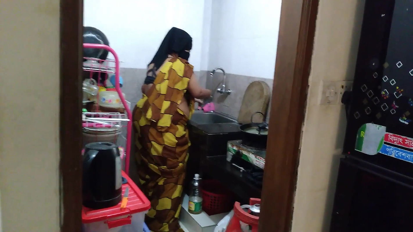 i-fucked-indian-aunty-in-the-kitchen-while-she-was-cooking-clear-hindi-audio