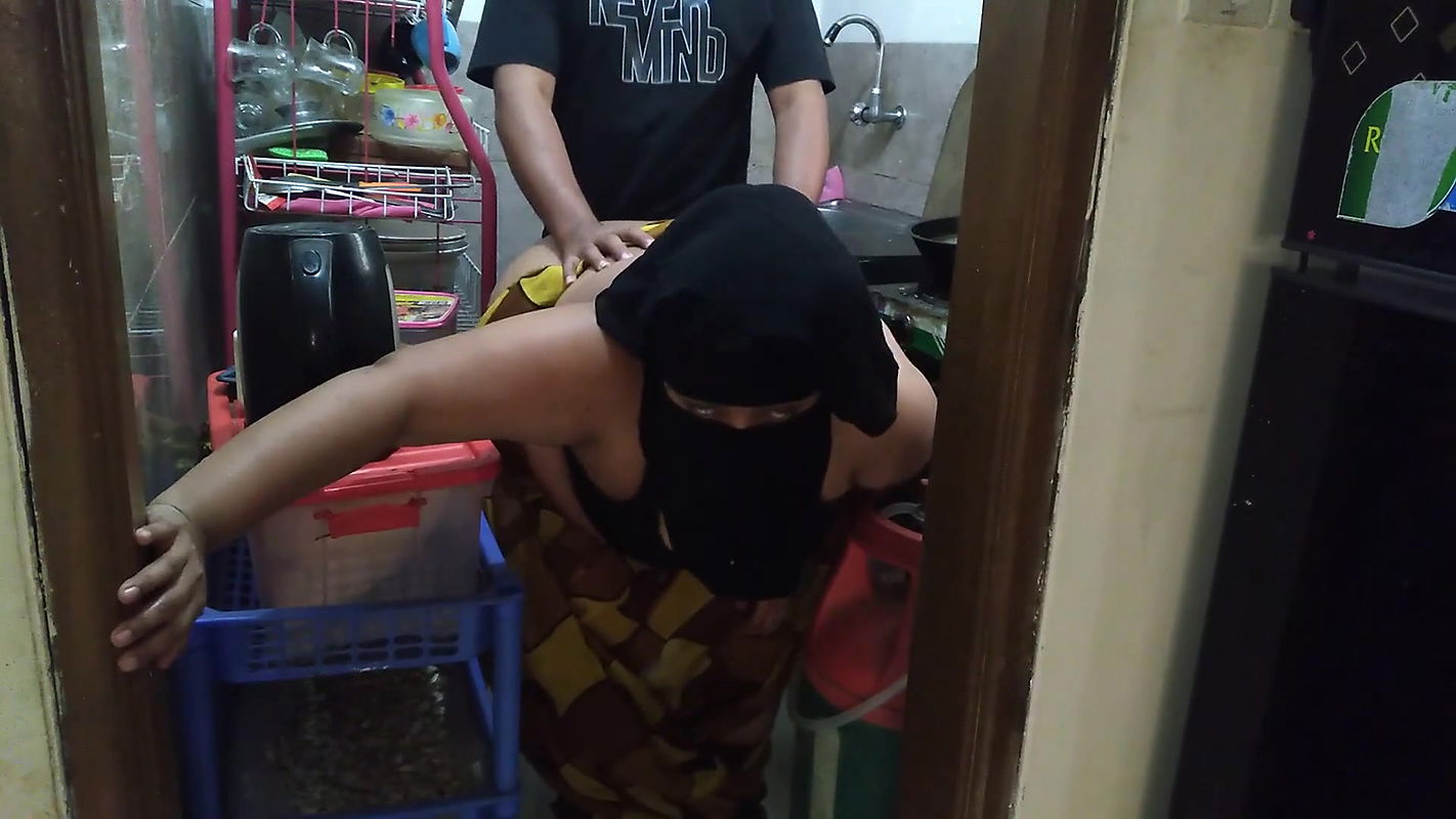 i-fucked-indian-aunty-in-the-kitchen-while-she-was-cooking-clear-hindi-audio