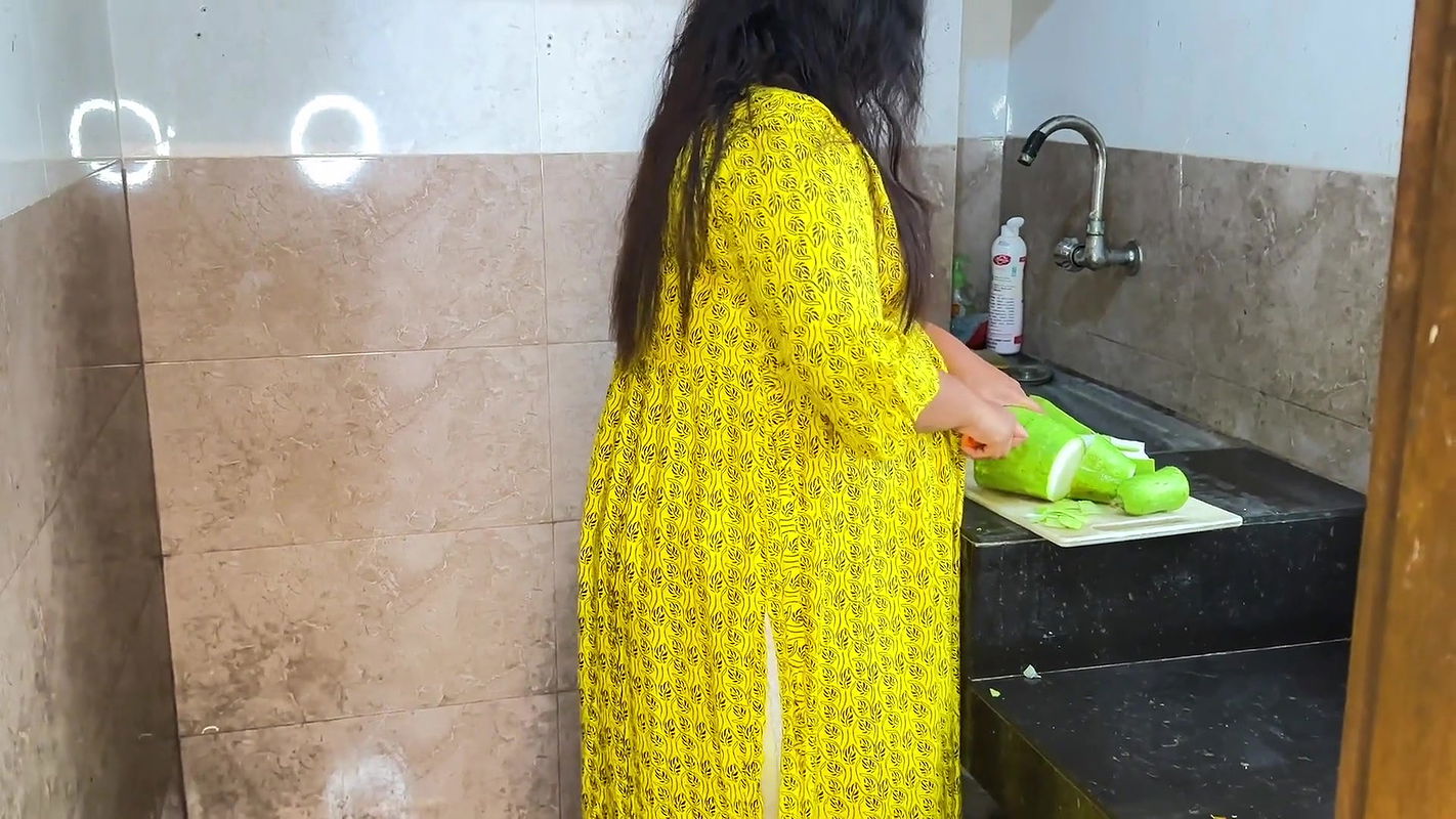suddenly-i-fucked-my-mother-in-law-while-she-was-cutting-curry-in-the-kitchen-desi-rough-sex