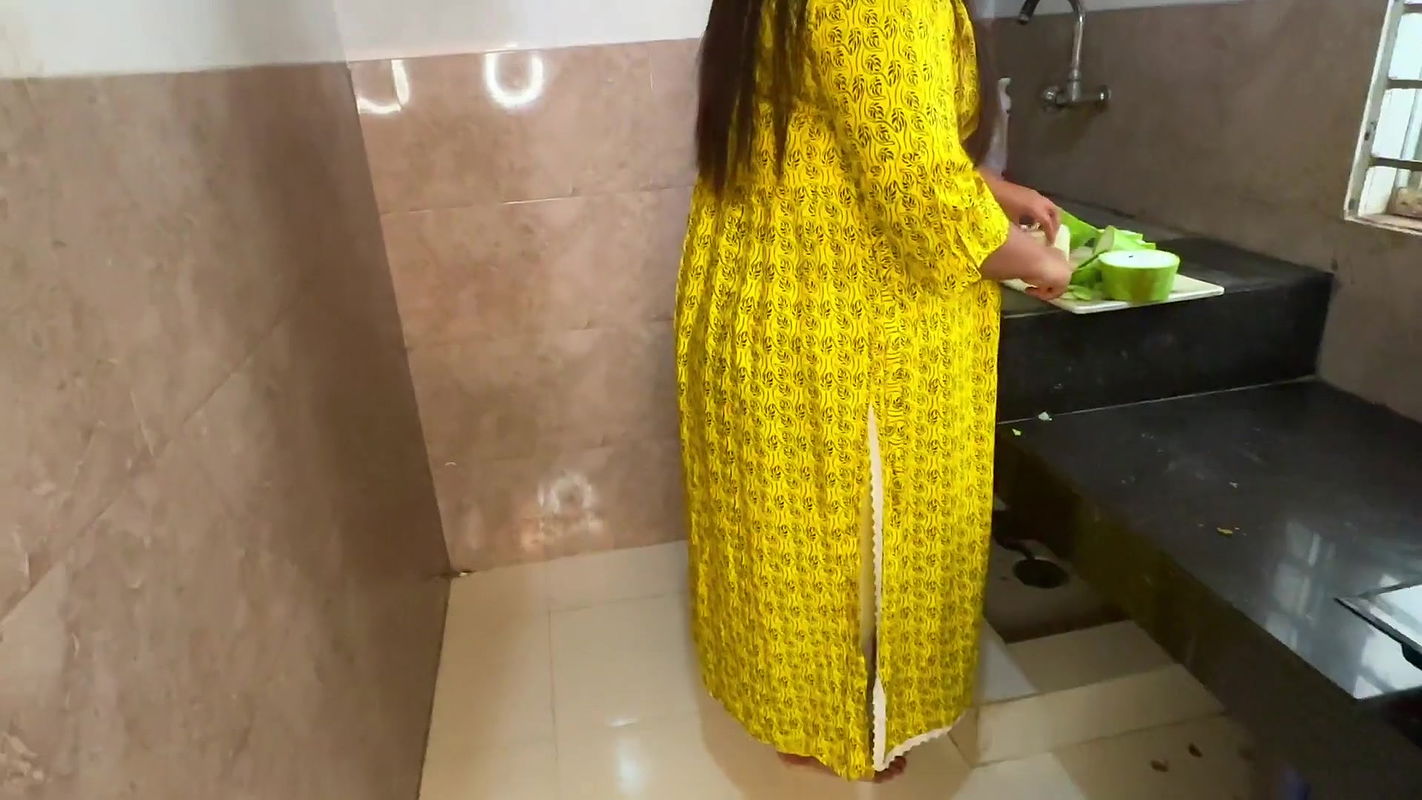 suddenly-i-fucked-my-mother-in-law-while-she-was-cutting-curry-in-the-kitchen-desi-rough-sex