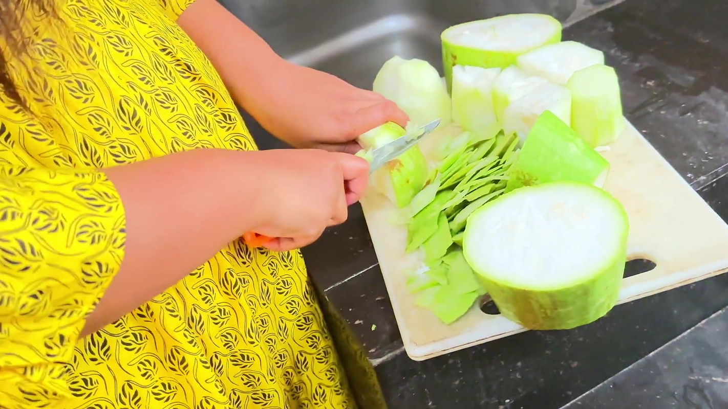 suddenly-i-fucked-my-mother-in-law-while-she-was-cutting-curry-in-the-kitchen-desi-rough-sex