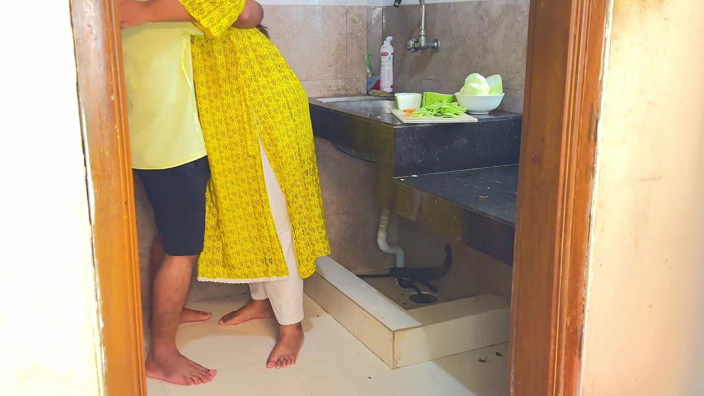 suddenly-i-fucked-my-mother-in-law-while-she-was-cutting-curry-in-the-kitchen-desi-rough-sex