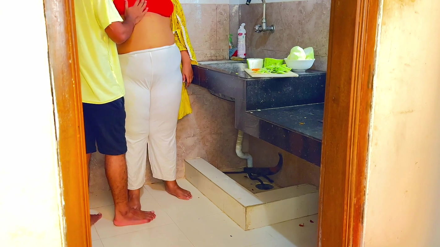 suddenly-i-fucked-my-mother-in-law-while-she-was-cutting-curry-in-the-kitchen-desi-rough-sex