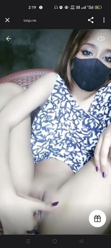 Doll showing her nude body and fingering on tango live 121