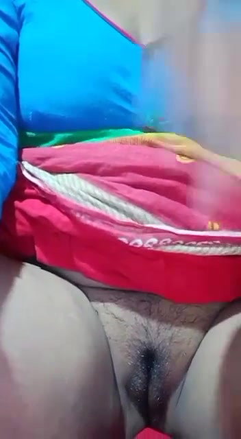 Desi Bhabi Showing Her Pussy