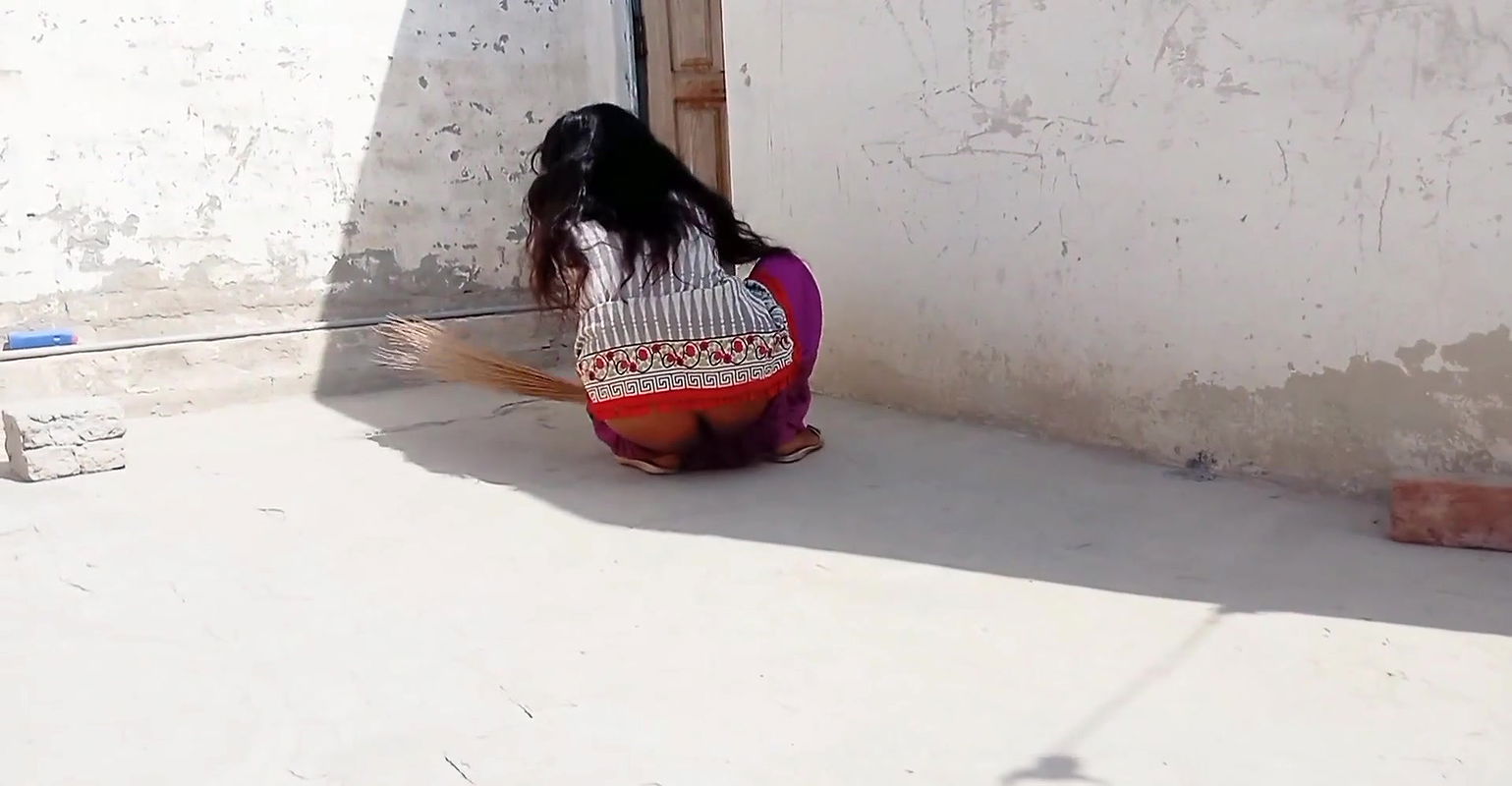 Painfull sex with Kam wali Bai ko choda aur oski phudi ma lun Dala aur ose lun choswaya bahot Maza Aya aur osko Gand phar di