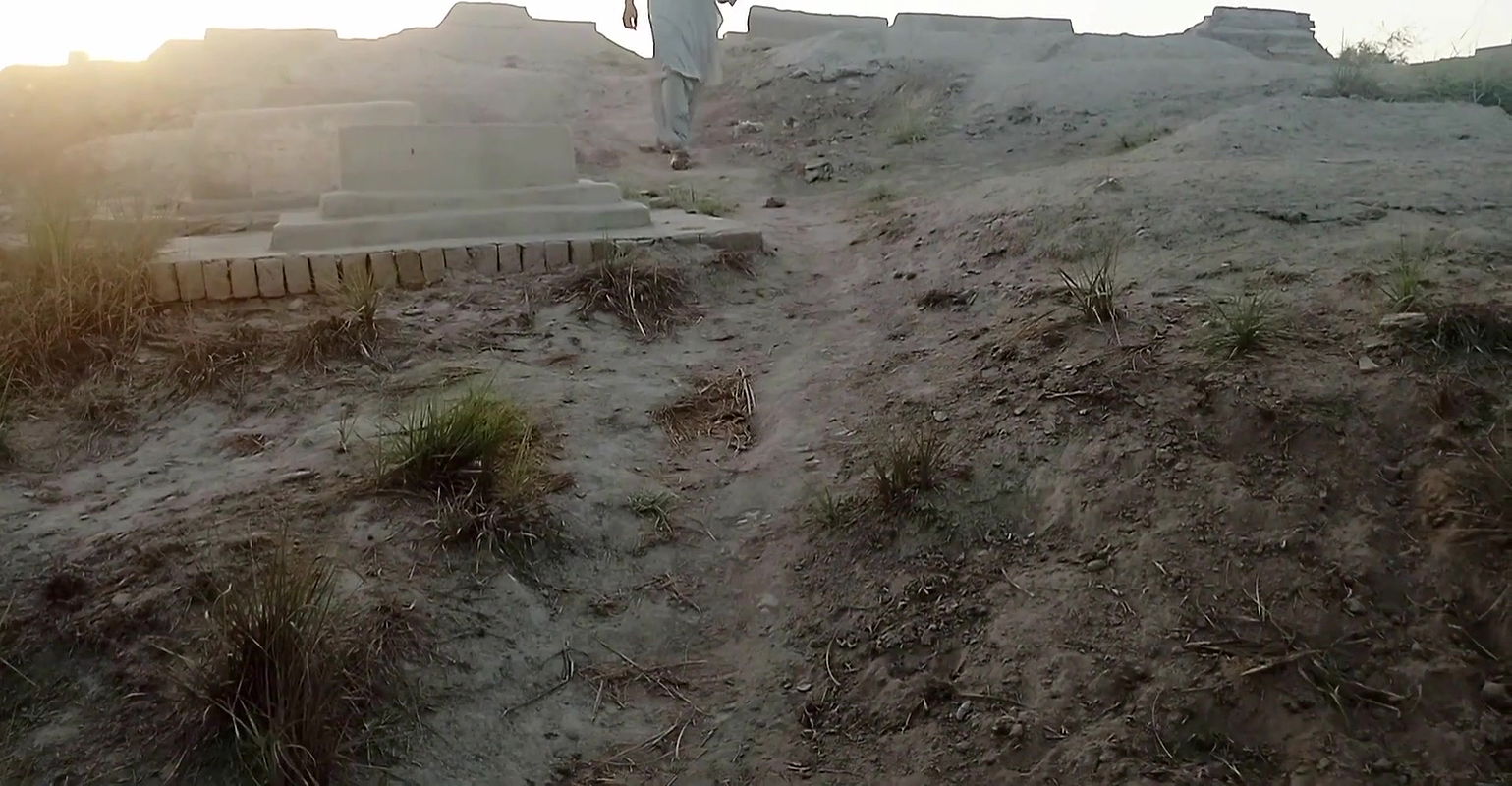 Qabristan se nikla Bhoot apna badla leny k leye larki se mila aur osk mazay lay k wapes chla gya