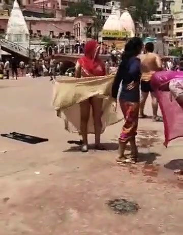 Aunty Lifting Saree Outdoor Captured Hidenly