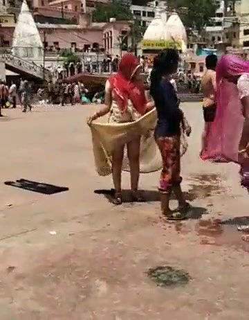 Aunty Lifting Saree Outdoor Captured Hidenly
