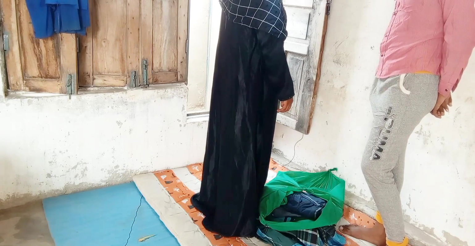 Kapry bechny wali ko pese dy k choda aur oski phudi aur gand Mari