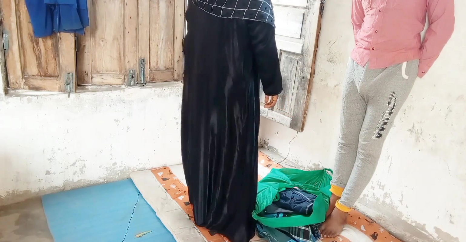 Kapry bechny wali ko pese dy k choda aur oski phudi aur gand Mari