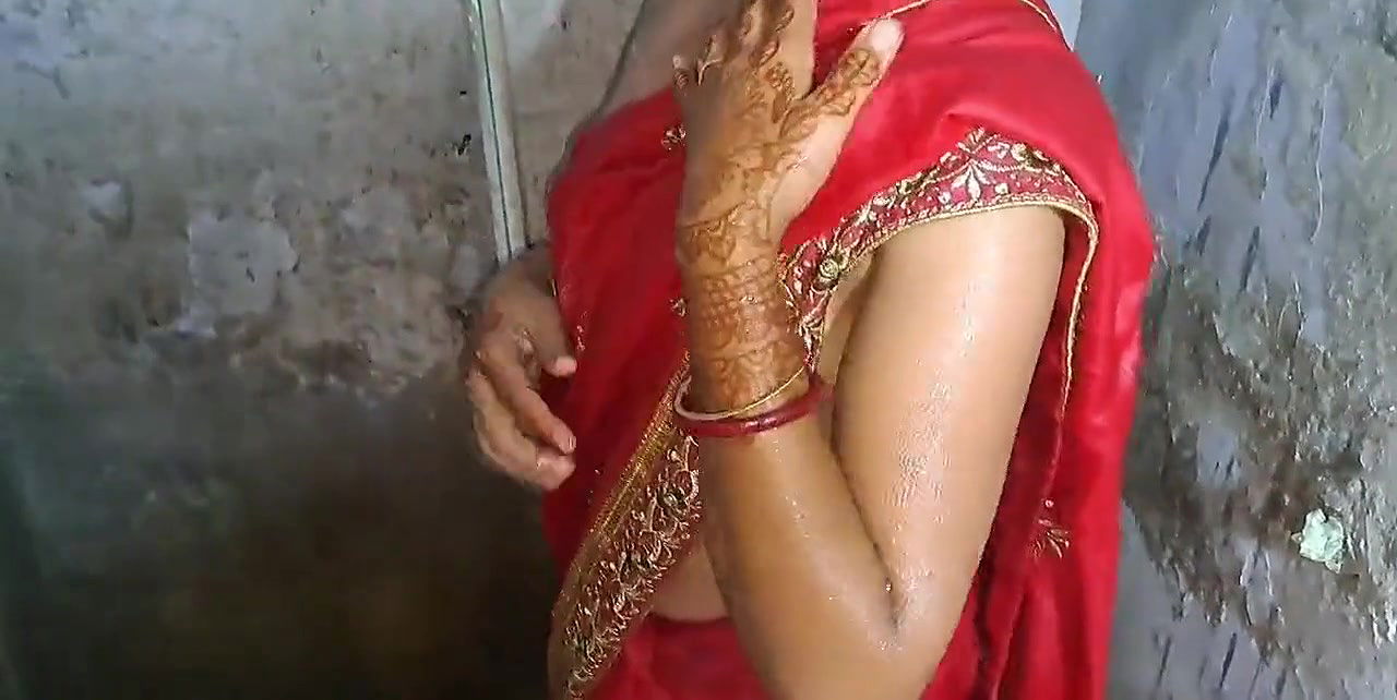 Newly married bhabhi ko Bathroom Fucked Indian bhabhi devar Dasi sex